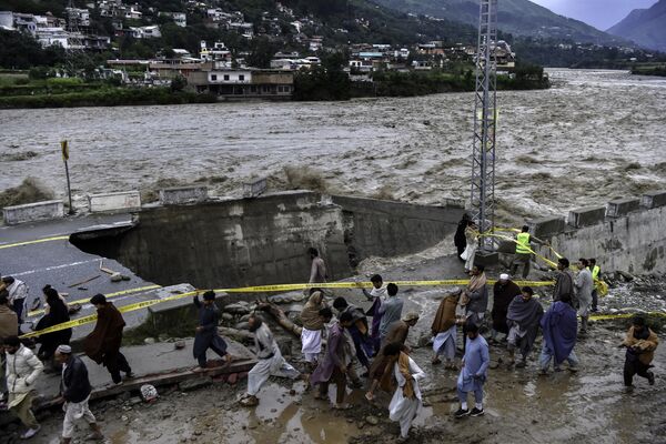 Les pluies de mousson, qui se sont poursuivies tout au long de l’été au Pakistan, ont causé des inondations massives qui ont tué plus de 1.000 personnes et plus de 700.000 têtes de bétail. Les cours d’eau ont détruit environ un million de maisons et 3.500 km de routes. - Sputnik Afrique