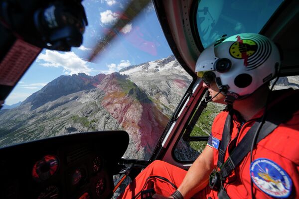 En juillet, une partie du glacier de Marmolada, dans les Dolomites (en Italie), s’est effondrée, tuant 10 touristes.  Sur la photo: le pilote de l’hélicoptère de sauvetage pendant l’opération de recherche sur les lieux de l’avalanche. - Sputnik Afrique