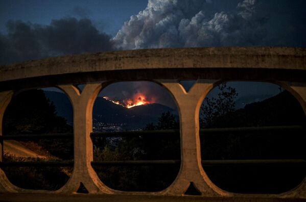 Un incendie d&#x27;origine naturelle à proximité de Manteigas, dans le centre du Portugal. - Sputnik Afrique