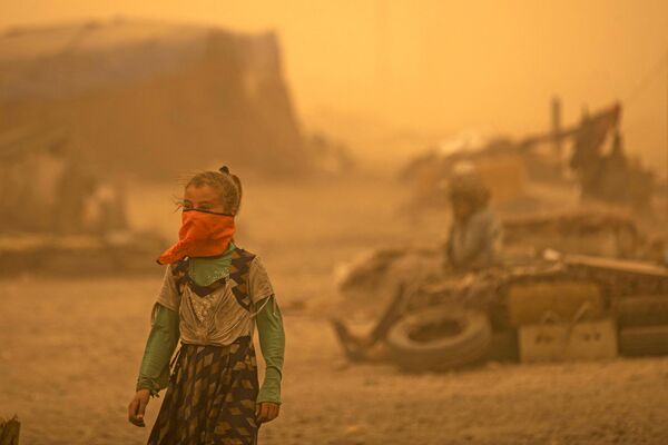 Une énorme tempête de sable a frappé le nord de la Syrie à la mi-octobre. Sur la photo : une fille dans le camp de déplacés de Sahlah al-Banat, à Raqqa. - Sputnik Afrique