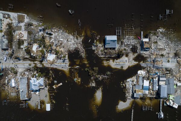 Photographie aérienne, datée du 1er octobre, de la route Pine Island en Floride, après le passage de l’ouragan Ian. - Sputnik Afrique