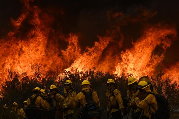 Lutte contre un feu de forêt en Californie, septembre 2022. - Sputnik Afrique