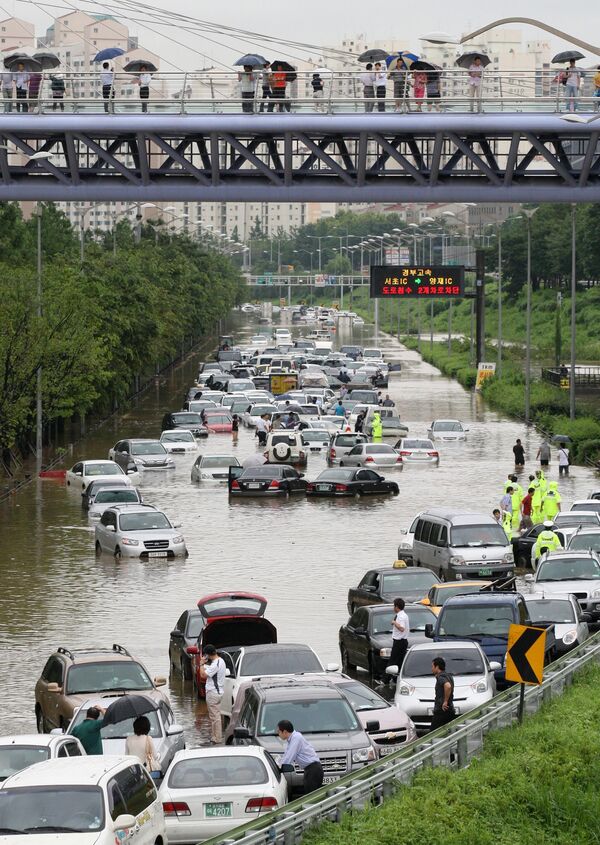 La péninsule coréenne a été victime de pluies diluviennes en juillet. Sur la photo: dans l&#x27;une des rues inondées de Séoul. - Sputnik Afrique