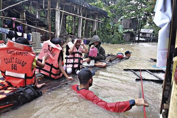 En avril, le typhon Megi a apporté le chaos et la destruction aux Philippines. Plus de 200 personnes ont été tuées par les inondations et les glissements de terrain. Sur la photo: évacuation de villageois sur l&#x27;île de Panay. - Sputnik Afrique