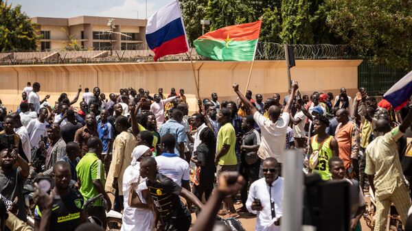 Des drapeaux burkinabé et russe lors d'une manifestation en septembre 2022 à Ouagadougou - Sputnik Afrique