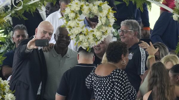 Gianni Infantino aux funérailles de Pelé
 - Sputnik Afrique