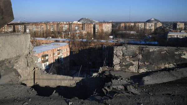 Les conséquences du bombardement d'un quartier de Donetsk par l'armée ukrainienne  - Sputnik Afrique