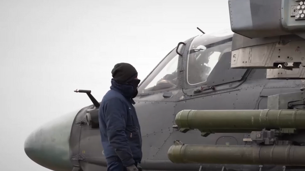 Des hélicoptères d'attaque russes tirent sur des blindés et des positions ukrainiennes