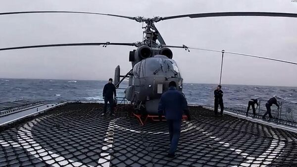 Un hélicoptère Ka-27 russe effectue un vol d’entraînement dans l'océan Atlantique - Sputnik Afrique