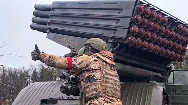 Un lance-roquettes multiple Grad dans le Donbass - Sputnik Afrique