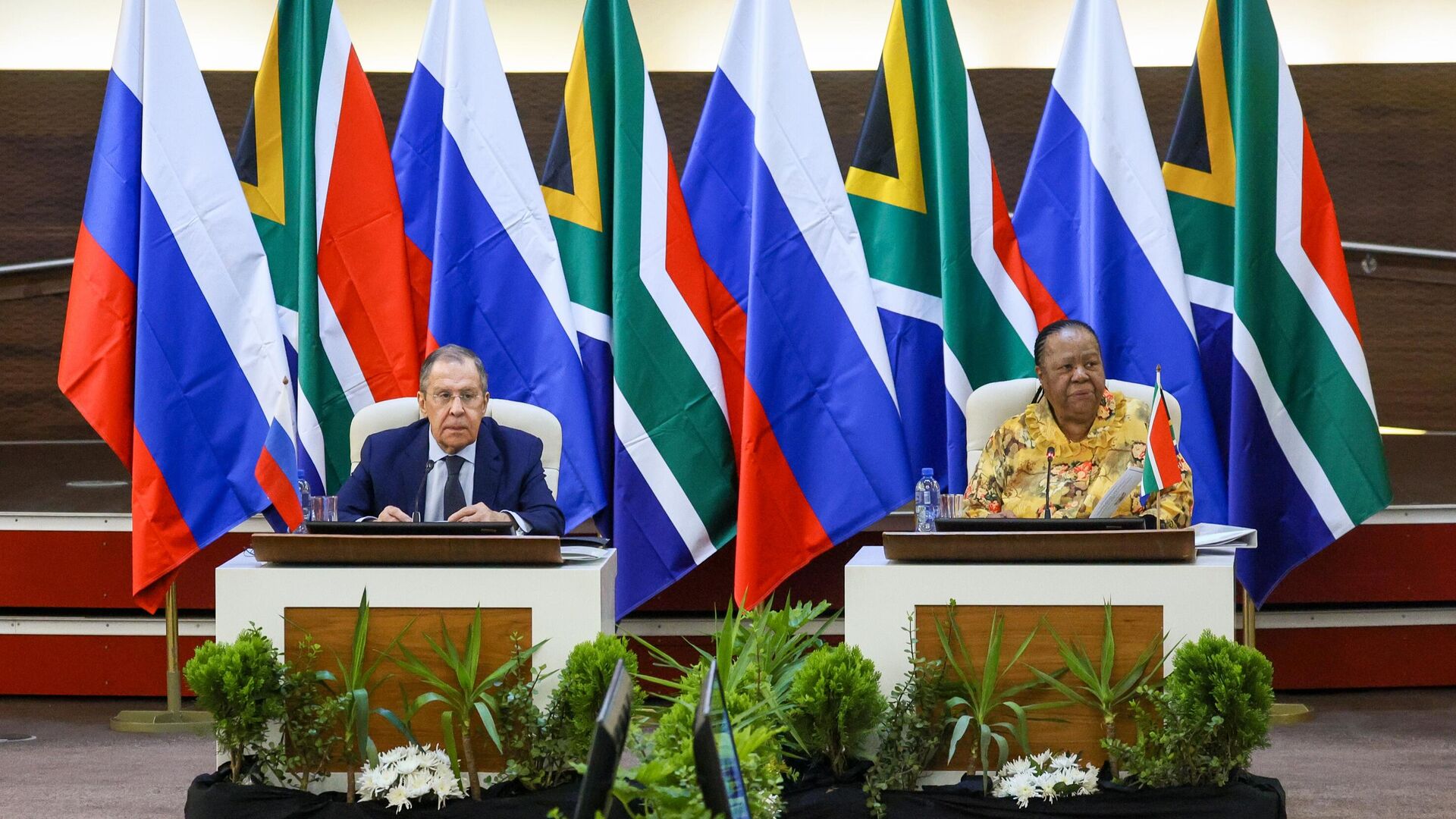 Sergueï Lavrov, le chef de la diplomatie russe, en visite officielle en Afrique du Sud, lors d'une conférence de presse avec son homologue sud-africaine Naledi Pandor - Sputnik Afrique, 1920, 27.01.2023