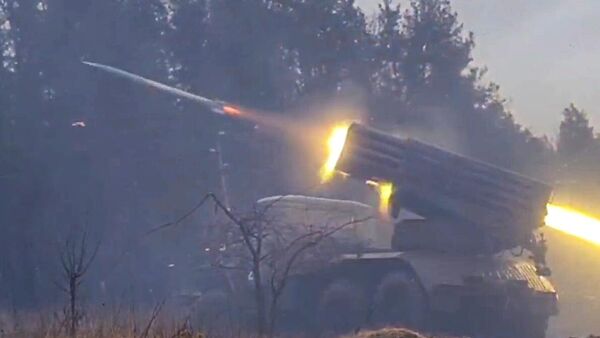 Des LRM Grad russes détruisent des équipements de l'armée ukrainienne - vidéo