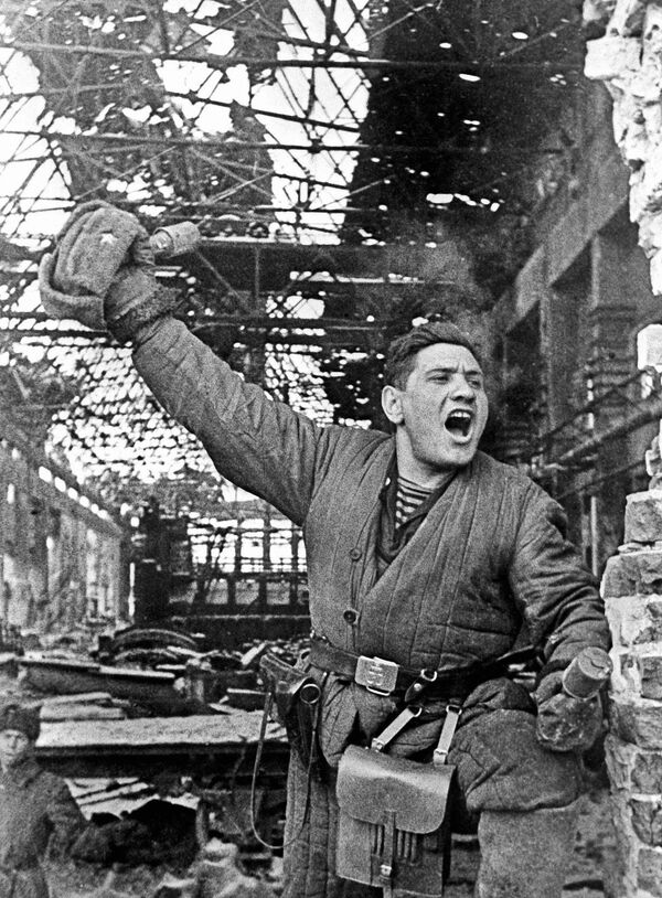Le sergent Pavel Goldberg, commandant d’un peloton du 241e régiment de tirailleurs, 95e division d’infanterie, pendant la bataille de Stalingrad. - Sputnik Afrique