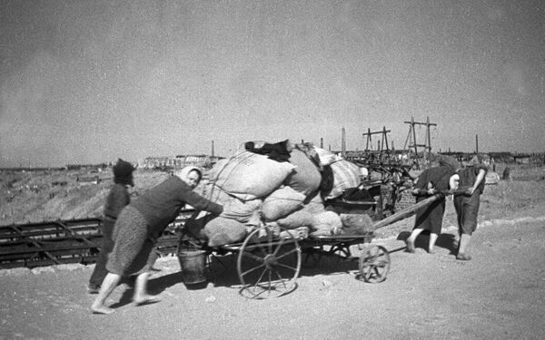 La bataille de Stalingrad (17 juillet 1942 - 2 février 1943). Des réfugiés quittent les ruines de la ville. - Sputnik Afrique