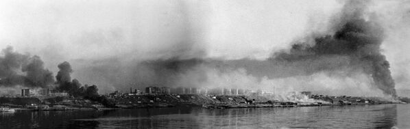 La Seconde Guerre Mondiale. Bataille de Stalingrad. Vue de la ville en feu du côté de la Volga. - Sputnik Afrique