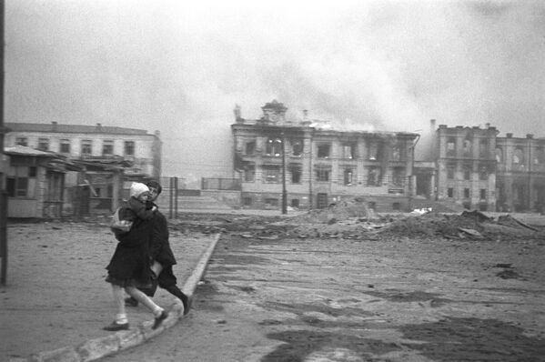La Seconde Guerre Mondiale. Bataille de Stalingrad. Juillet 1942 - février 1943. Place de la gare à Stalingrad pendant une attaque aérienne allemande. - Sputnik Afrique