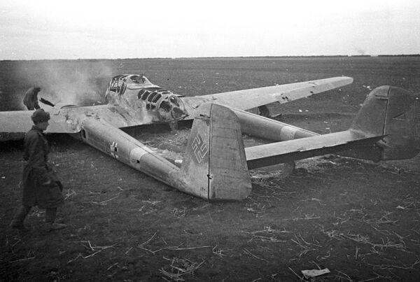 Un avion de reconnaissance allemand abattu pendant la bataille de Stalingrad. - Sputnik Afrique