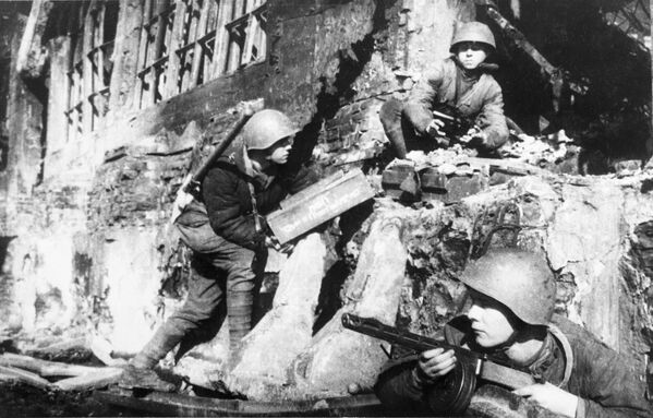 La Seconde Guerre mondiale. Bataille de Stalingrad (juillet 1942 - février 1943). Une équipe de sapeurs pose une caisse d&#x27;explosifs. - Sputnik Afrique