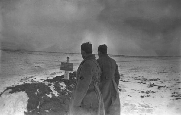 La Seconde Guerre mondiale. Bataille de Stalingrad (juillet 1942 - février 1943). Une fosse commune de soldats soviétiques. - Sputnik Afrique