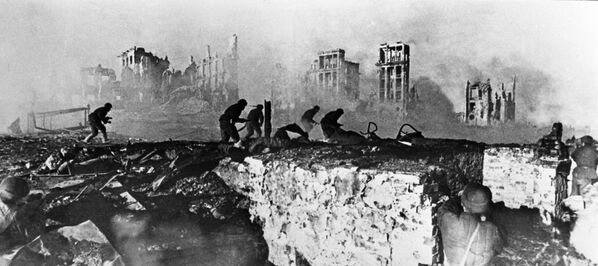 La Seconde Guerre mondiale. Stalingrad. Décembre 1942. Un combat a lieu sur une étroite rive de la Volga. - Sputnik Afrique