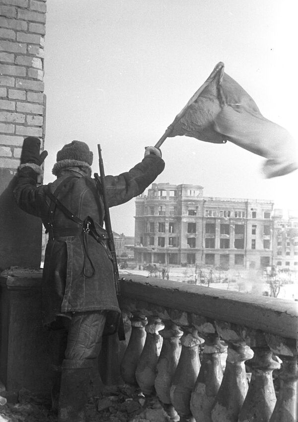 La Seconde Guerre mondiale. Bataille de Stalingrad (17 juillet 1942 - 2 février 1943). Un drapeau flotte sur la ville libérée. - Sputnik Afrique