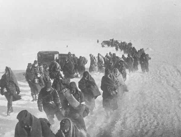 La Seconde Guerre mondiale. Bataille de Stalingrad (17 juillet 1942 – 2 février 1943). Des prisonniers de guerre allemands à Stalingrad. - Sputnik Afrique