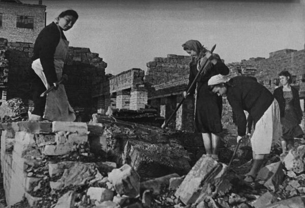 Reconstruction de la ville quelques mois après la bataille de Stalingrad (février 1943). Des femmes travaillent dans les rues, déblayant les gravats des bâtiments. - Sputnik Afrique