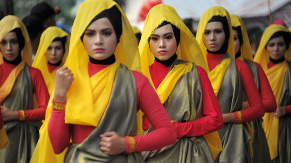 Des femmes d'Aceh portant des costumes colorés participent aux célébrations du Nouvel An islamique à Banda Aceh, capitale de la province islamique conservatrice d'Aceh, sur l'île de Sumatra, le 14 octobre 2015. - Sputnik Afrique