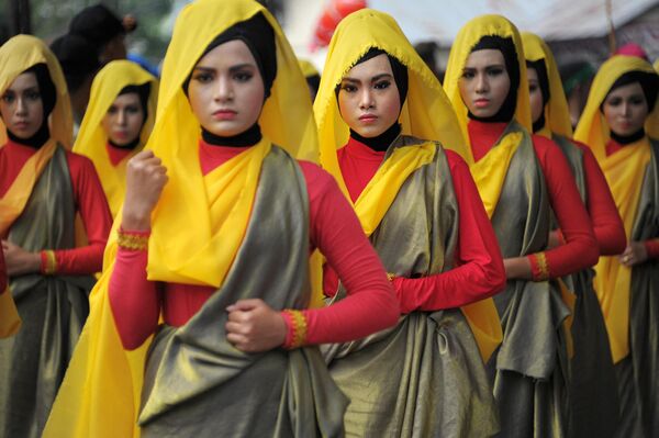 Des femmes d&#x27;Aceh portant des costumes colorés participent aux célébrations du Nouvel An islamique à Banda Aceh, capitale de la province islamique conservatrice d&#x27;Aceh, sur l&#x27;île de Sumatra, le 14 octobre 2015. - Sputnik Afrique