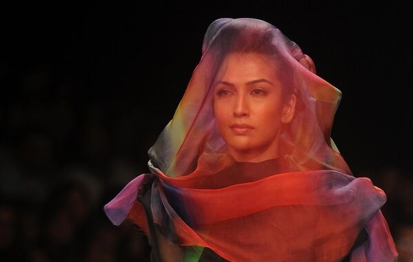 2012. Un modèle présente une création le premier jour de la Lakme Fashion Week (LFW), semaine de la mode semestrielle qui se déroule à Mumbai, Maharashtra, en Inde. - Sputnik Afrique