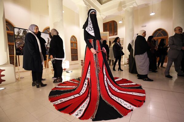 Un mannequin présente une robe du designer koweïtien Abdullah Al-Saleh nommée &quot;Althafra&quot; inspirée du Sadu (tissage traditionnel koweïtien) dans une galerie de la ville de Koweït, 2019. - Sputnik Afrique