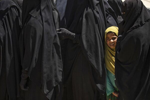 2020. Une fillette fait la queue pour recevoir de l&#x27;aide dans le camp kurde d&#x27;al-Hol dans le gouvernorat d&#x27;al-Hasakeh, dans le nord-est de la Syrie, où des familles de combattants étrangers de groupes terroristes sont détenues. - Sputnik Afrique