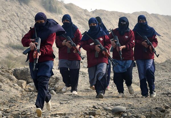 2014. Des femmes commandos de la police pakistanaise lors d&#x27;un exercice dans un centre de formation de la police dans la province de Khyber Pakhtunkhwa. - Sputnik Afrique