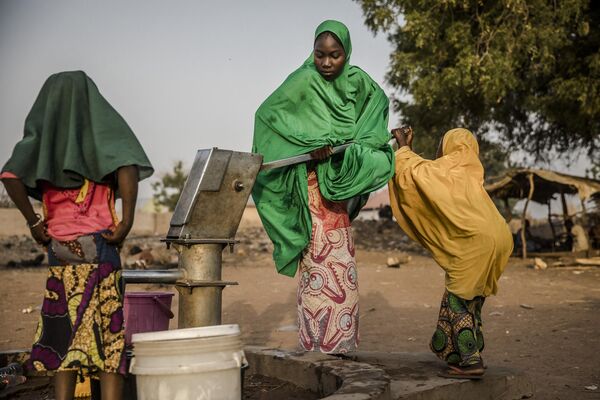 Les habitants du camp pompent l&#x27;eau d&#x27;un puits dans un camp de déplacés internes à Jimeta, dans l&#x27;État d&#x27;Adamawa, au Nigeria, en 2019. - Sputnik Afrique
