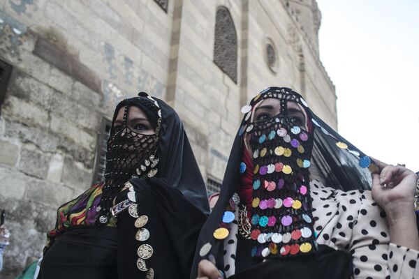 Des Égyptiennes portant des vêtements traditionnels de leur pays marchent dans la rue al-Mezz lors d&#x27;une célébration avant le mois sacré musulman du ramadan dans le vieux Caire, juin 2016. - Sputnik Afrique