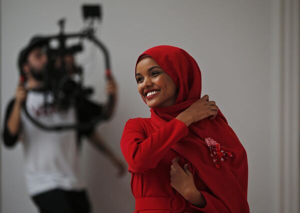Un mannequin américain portant le hijab pose pendant le tournage d&#x27;une vidéo à Buyukada, la plus grande des îles des Princes de la mer de Marmara près d&#x27;Istanbul, 2018. - Sputnik Afrique