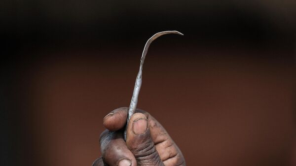 Un outil fait maison à partir d'un clou utilisé pour les MGF - Sputnik Afrique