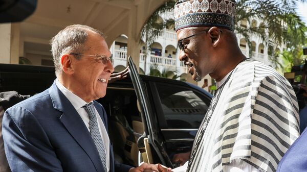 Russian Foreign Minister Sergey Lavrov (L) meets Malian President Assimi Goïta. - Sputnik Africa