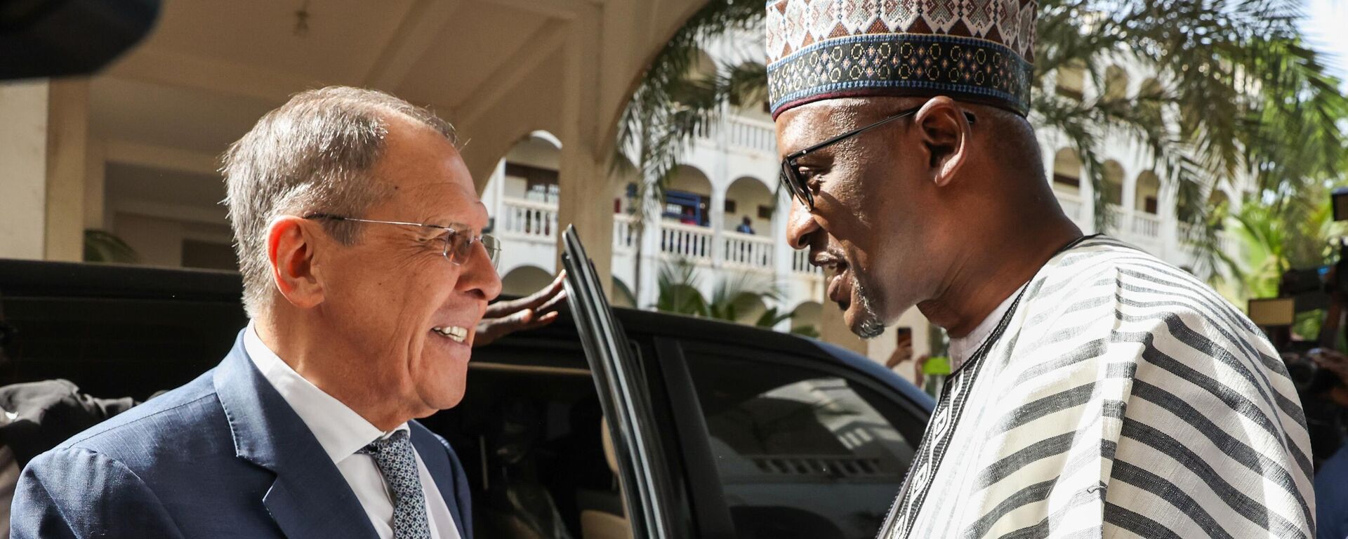Russian Foreign Minister Sergey Lavrov (L) meets Malian President Assimi Goïta. - Sputnik Africa, 1920, 14.04.2023
