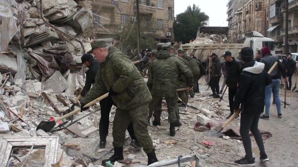 Des soldats russes aident à déblayer les décombres en Syrie après le séisme du 6 février 2023 - Sputnik Afrique
