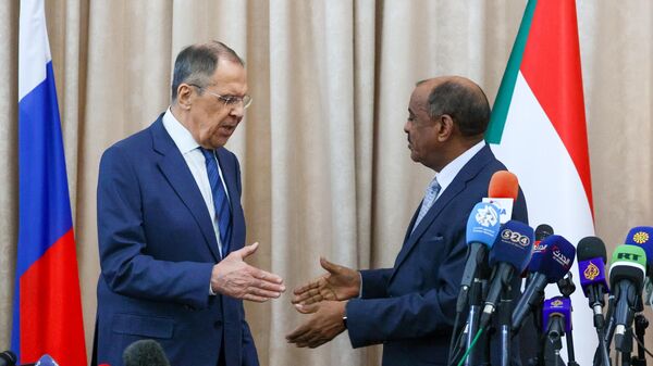  Sergueï Lavrov et Ali al-Sadiq se serrent la main après leur conférence de presse conjointe à Khartoum. - Sputnik Afrique