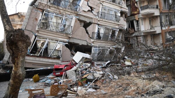 Un immeuble qui s'est effondré suite au tremblement de terre en Turquie, la ville d'Antakya, février 2023 - Sputnik Afrique