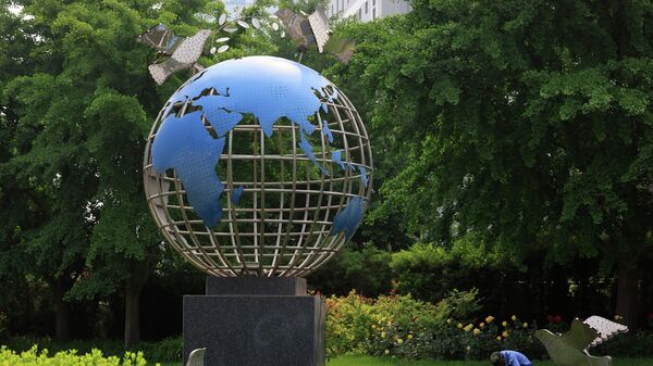 Скульптура возле здания Министерства иностранных дел в Пекине - Sputnik Afrique