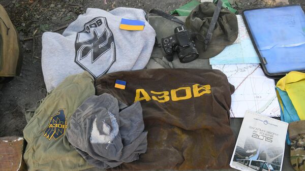 Les objets appartenant aux militants du bataillon nationaliste Azov, trouvés par des employés du ministère des Situations d'urgence de de Russie lors de l'examen des décombres du bâtiment scolaire détruit à Marioupol. - Sputnik Afrique