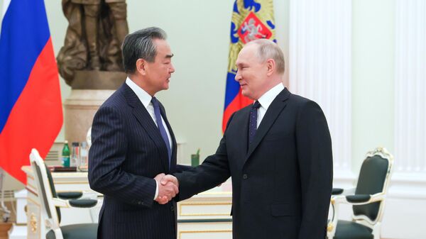 Le Président russe Vladimir Poutine et le ministre chinois des Affaires étrangères Wang Yi, le 22 février 2023, à Moscou - Sputnik Afrique