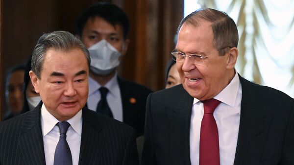 Le ministre russe des Affaires étrangères Sergueï Lavrov et le chef de la diplomatie chinoise Wang Yi se rencontrent à Moscou. - Sputnik Afrique