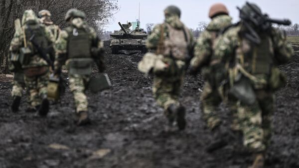 Des soldats ukrainiens abandonnant le champ de bataille visés par des tirs amis -vidéo
