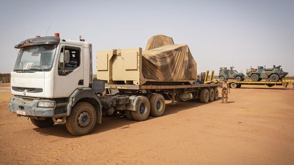 Un soldat français de la force Barkhane dirige des opérations de chargement d'équipement avant que la France ne remette la base de Gossi aux forces maliennes, le 9 avril 2022 - Sputnik Afrique