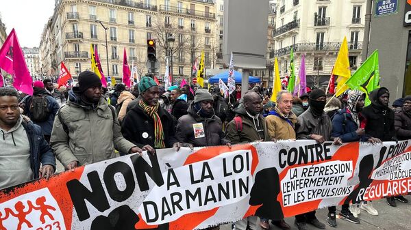 Des immigrés africains de nouveau à Paris contre le projet de loi Asile et immigration - images