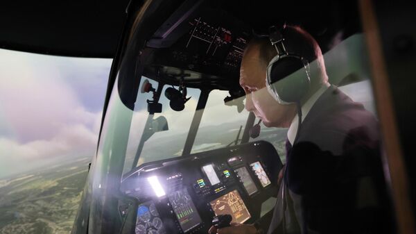 Vladimir Poutine teste un simulateur d'hélicoptère Mi-171A2 à l'usine aéronautique d'Oulan-Oudé, le 14 mars 2023 - Sputnik Afrique